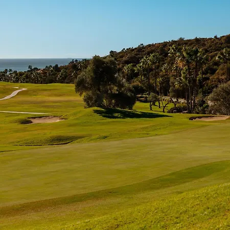 House With Sea And Mountain Views On The Beach, Bahia De Марбелья