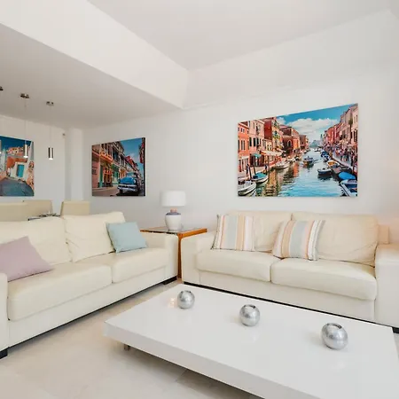 House With Sea And Mountain Views On The Beach, Bahia De Hébergement de vacances *